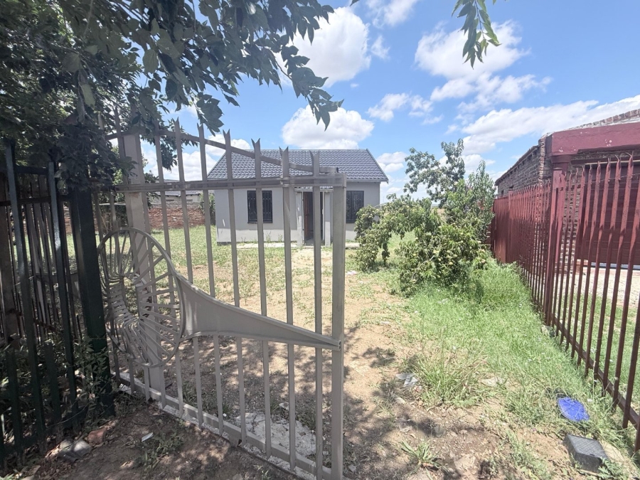 2 Bedroom Property for Sale in Molifi Tau Kloof Free State